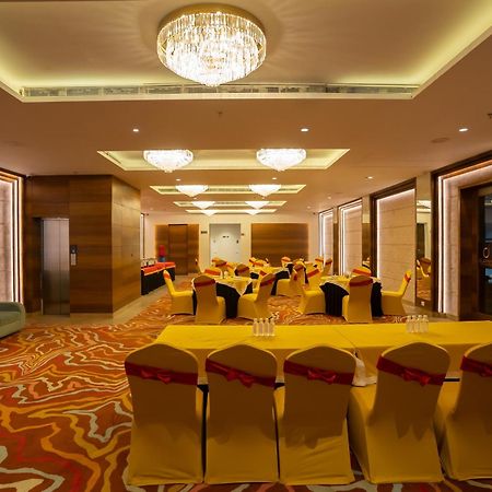 Celebrant Hotel Varanasi Exterior foto