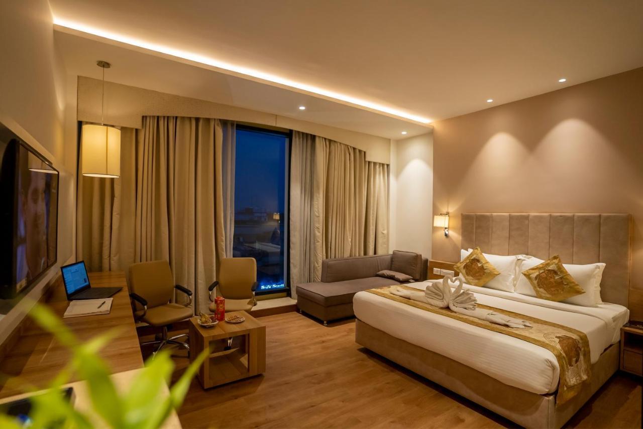 Celebrant Hotel Varanasi Exterior foto