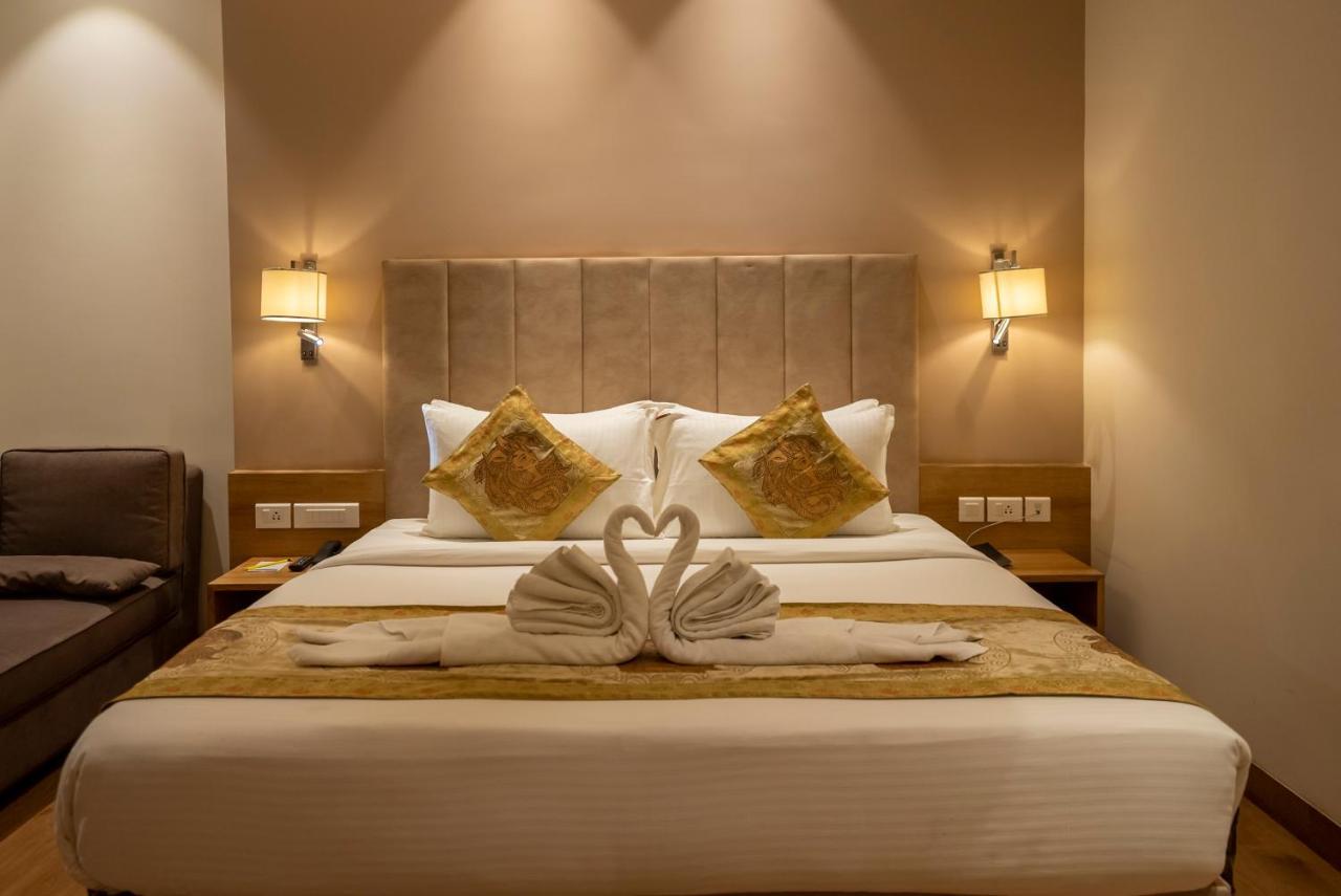 Celebrant Hotel Varanasi Exterior foto