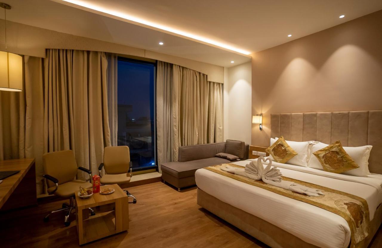 Celebrant Hotel Varanasi Exterior foto