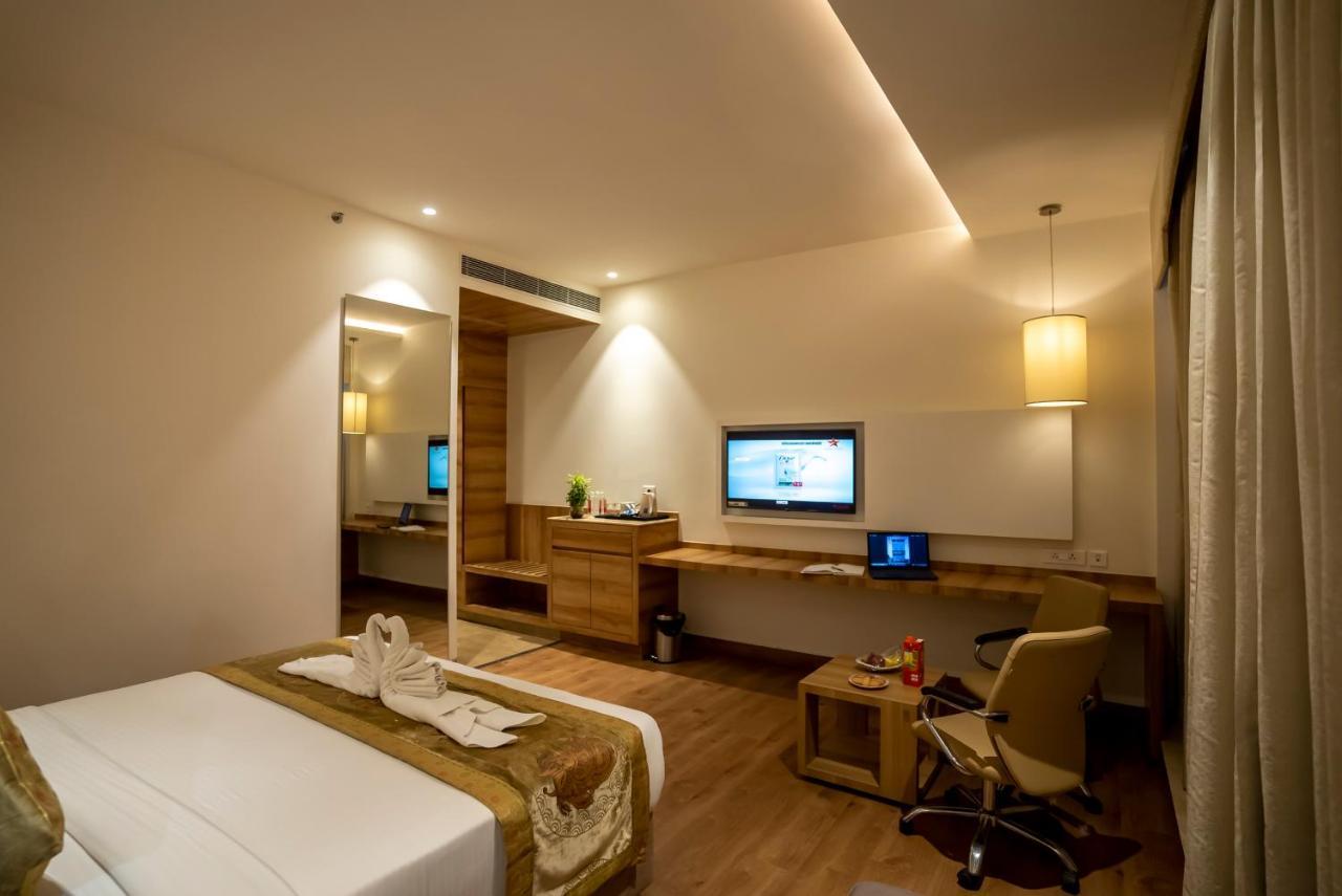 Celebrant Hotel Varanasi Exterior foto