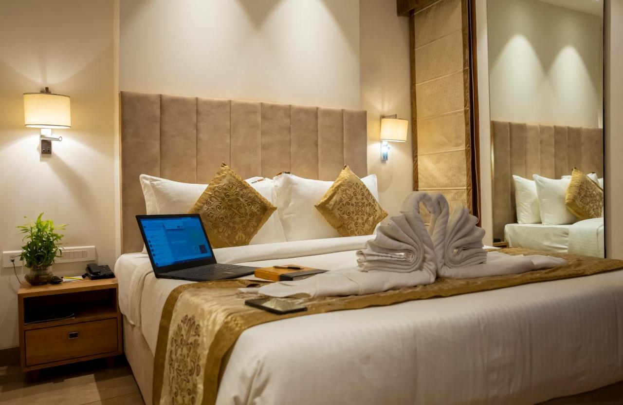 Celebrant Hotel Varanasi Exterior foto