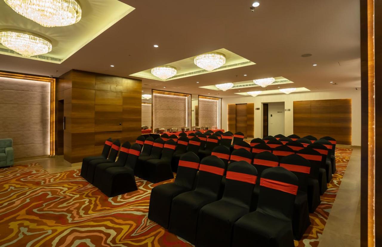 Celebrant Hotel Varanasi Exterior foto