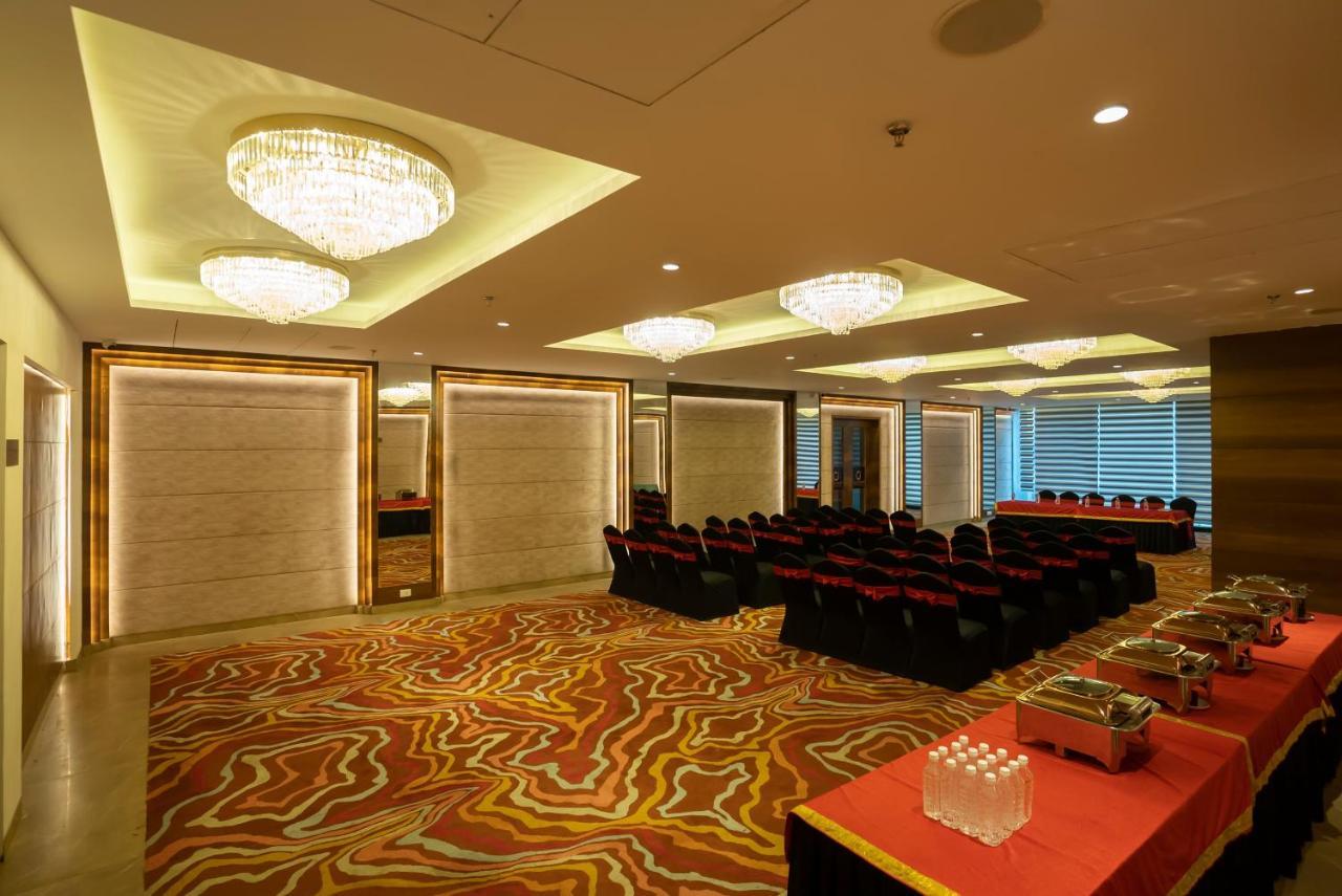 Celebrant Hotel Varanasi Exterior foto