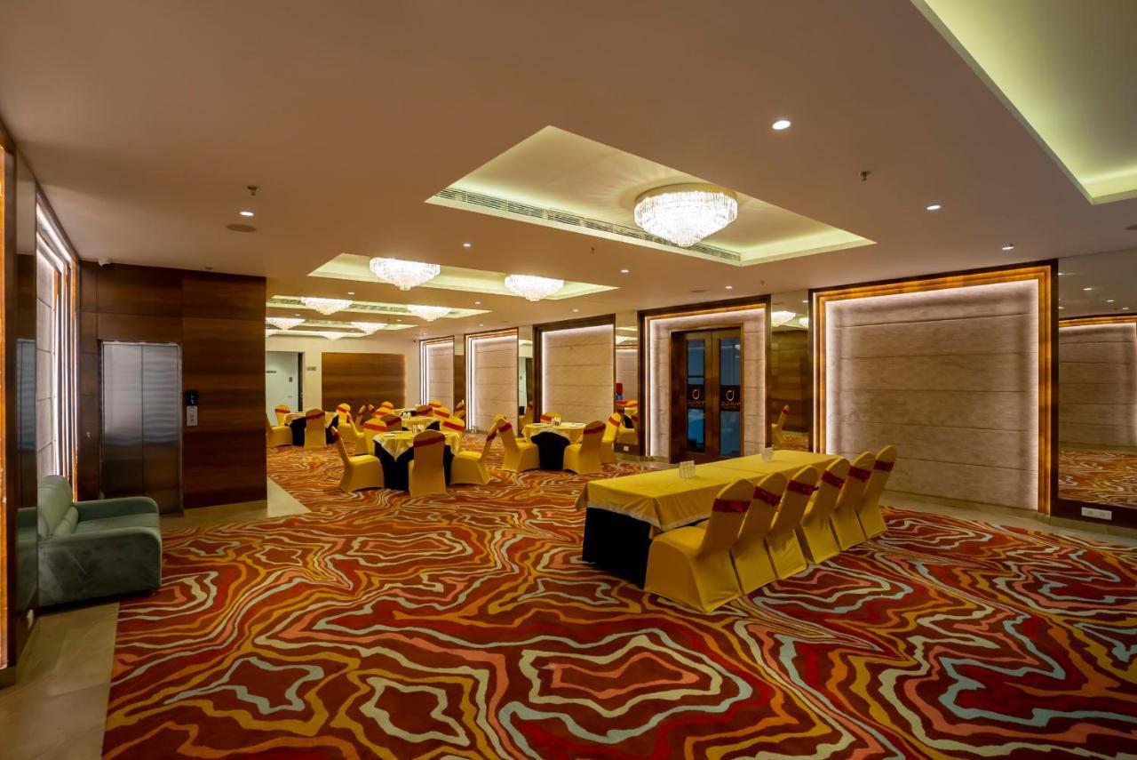 Celebrant Hotel Varanasi Exterior foto