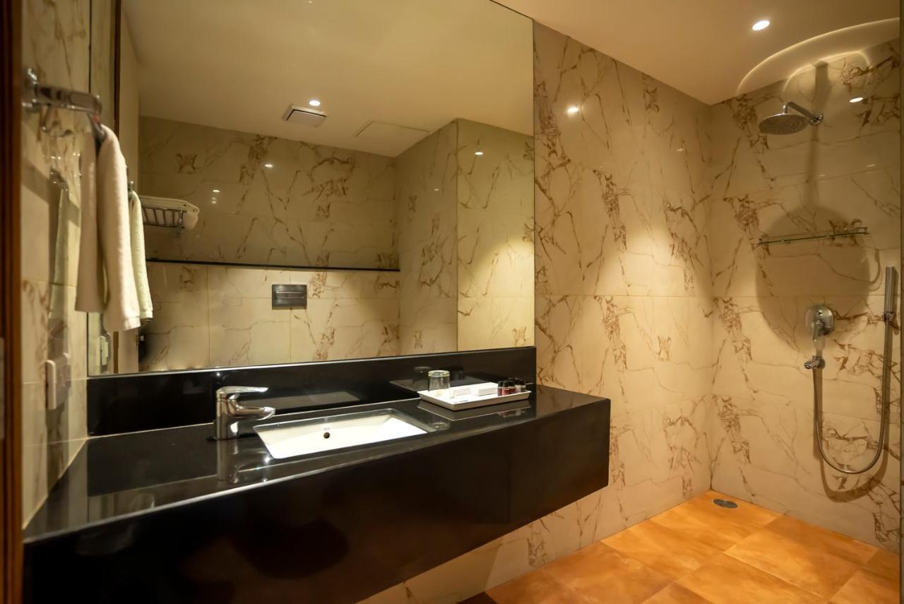 Celebrant Hotel Varanasi Exterior foto