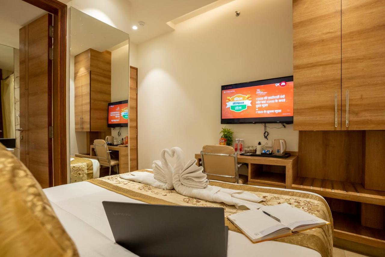 Celebrant Hotel Varanasi Exterior foto