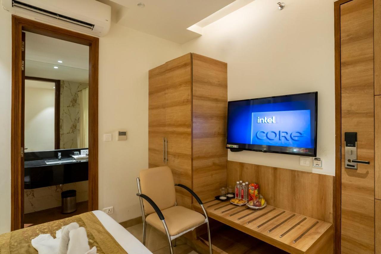 Celebrant Hotel Varanasi Exterior foto