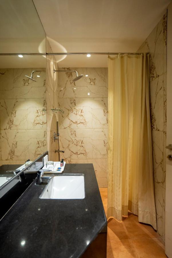 Celebrant Hotel Varanasi Exterior foto