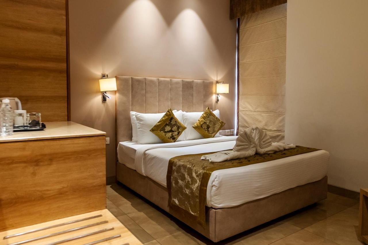 Celebrant Hotel Varanasi Exterior foto