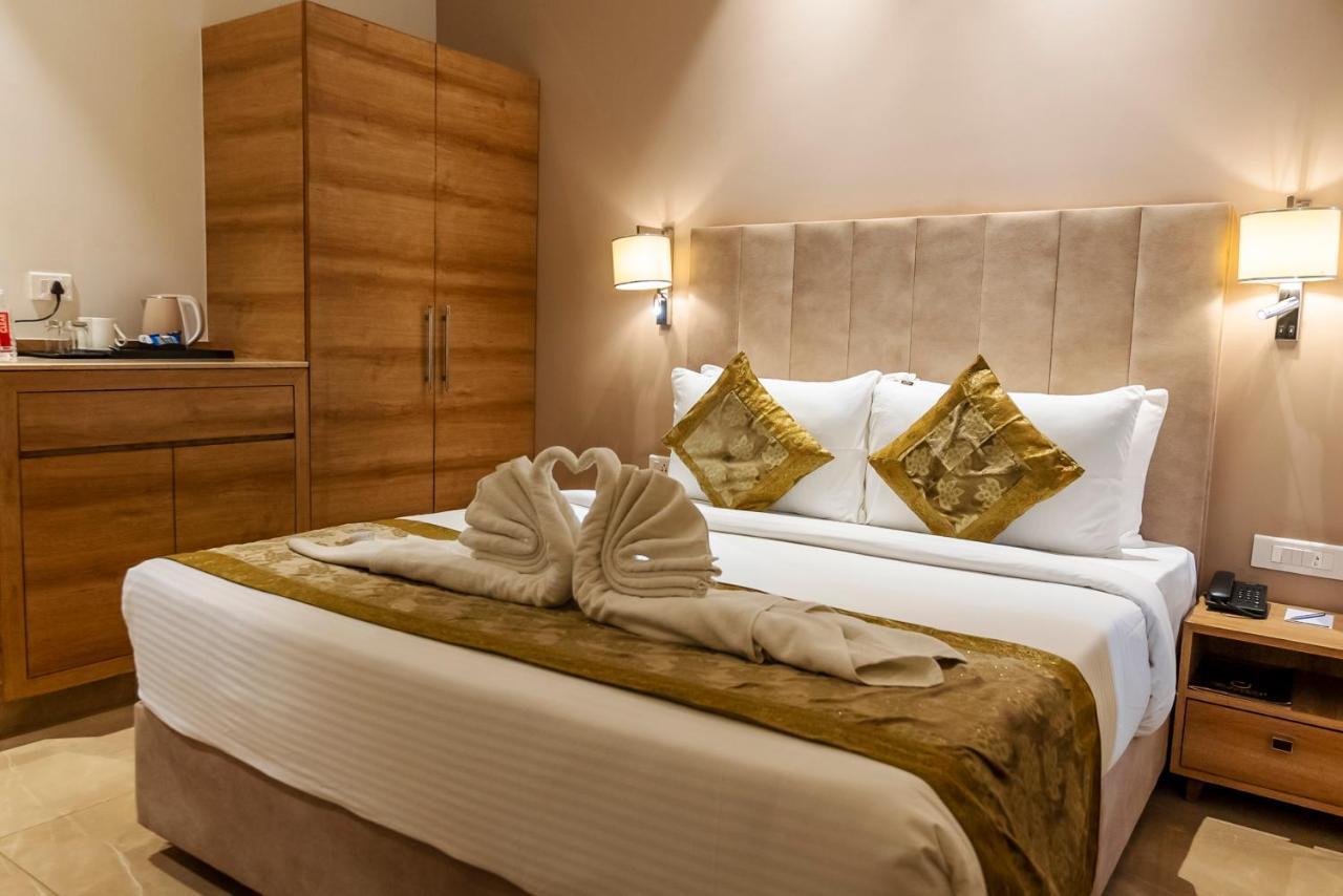 Celebrant Hotel Varanasi Exterior foto