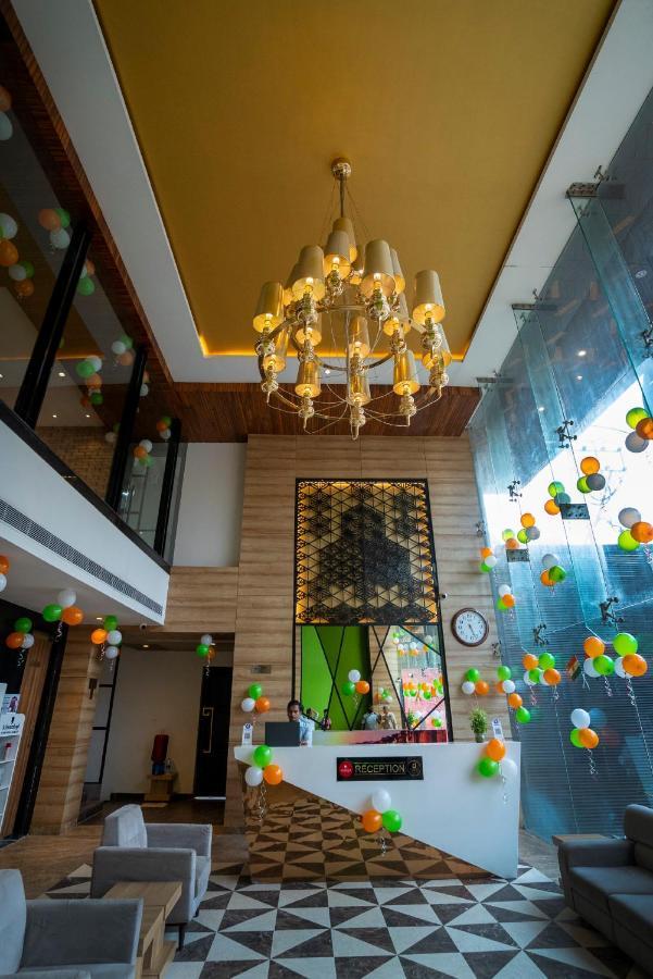 Celebrant Hotel Varanasi Exterior foto