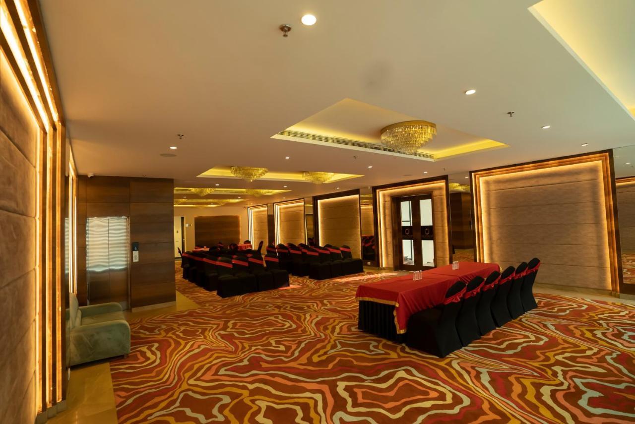 Celebrant Hotel Varanasi Exterior foto