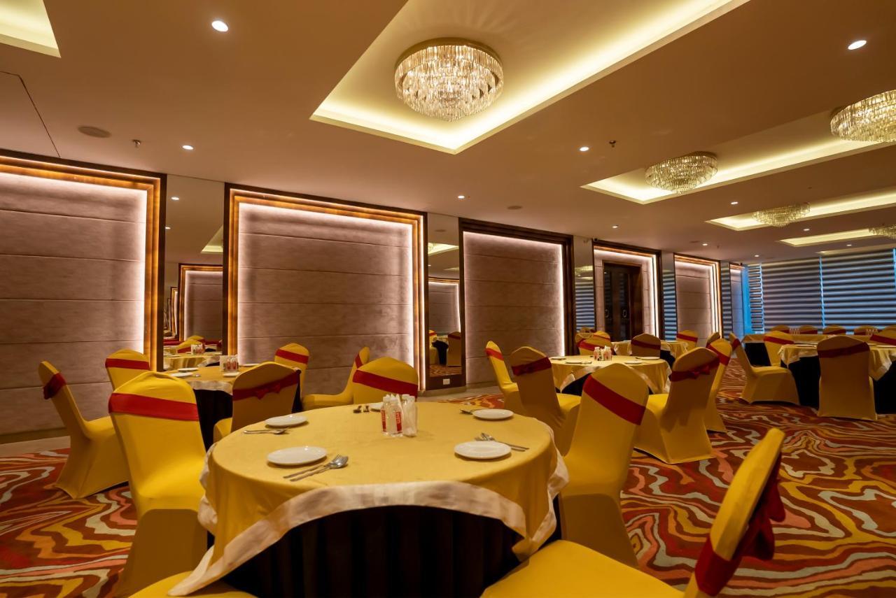 Celebrant Hotel Varanasi Exterior foto