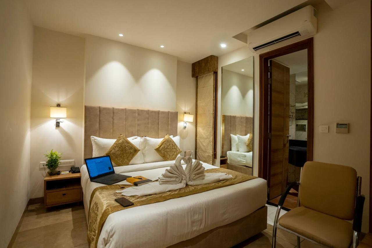 Celebrant Hotel Varanasi Exterior foto