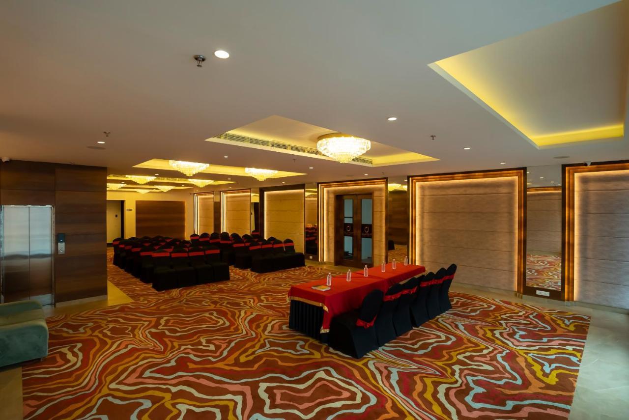 Celebrant Hotel Varanasi Exterior foto