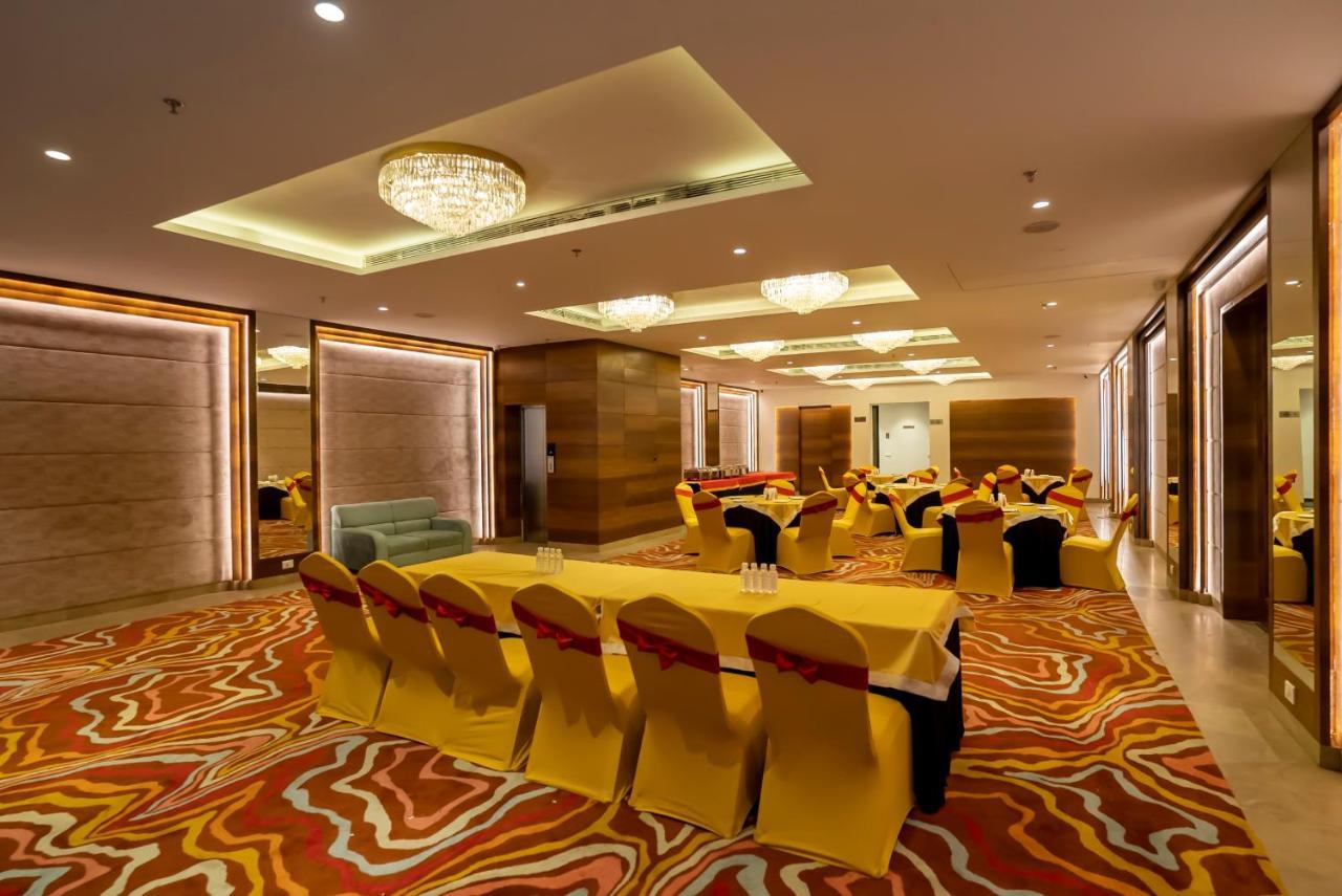 Celebrant Hotel Varanasi Exterior foto