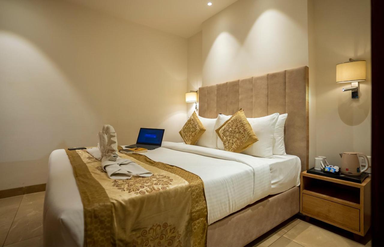 Celebrant Hotel Varanasi Exterior foto