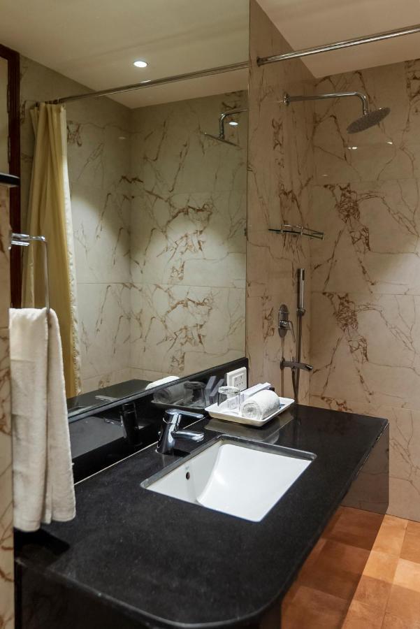 Celebrant Hotel Varanasi Exterior foto