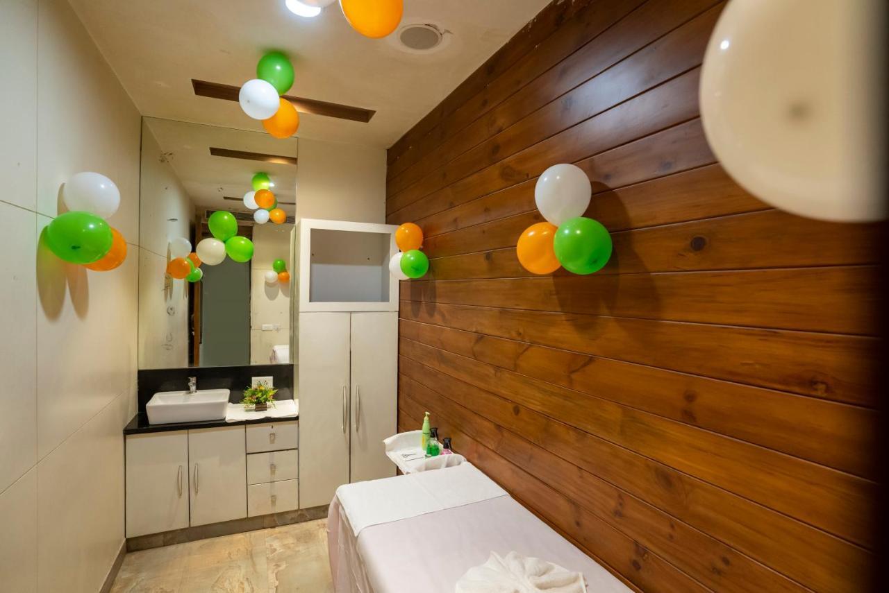 Celebrant Hotel Varanasi Exterior foto