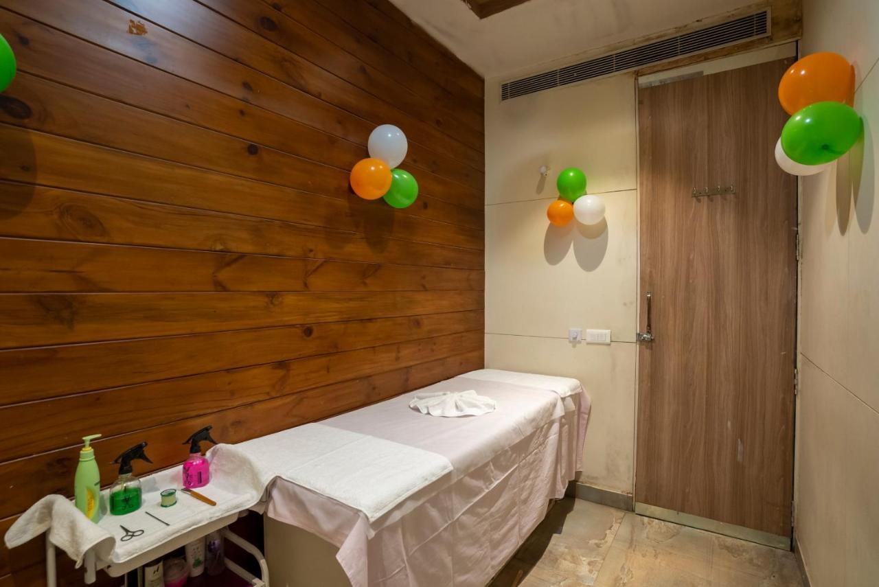 Celebrant Hotel Varanasi Exterior foto