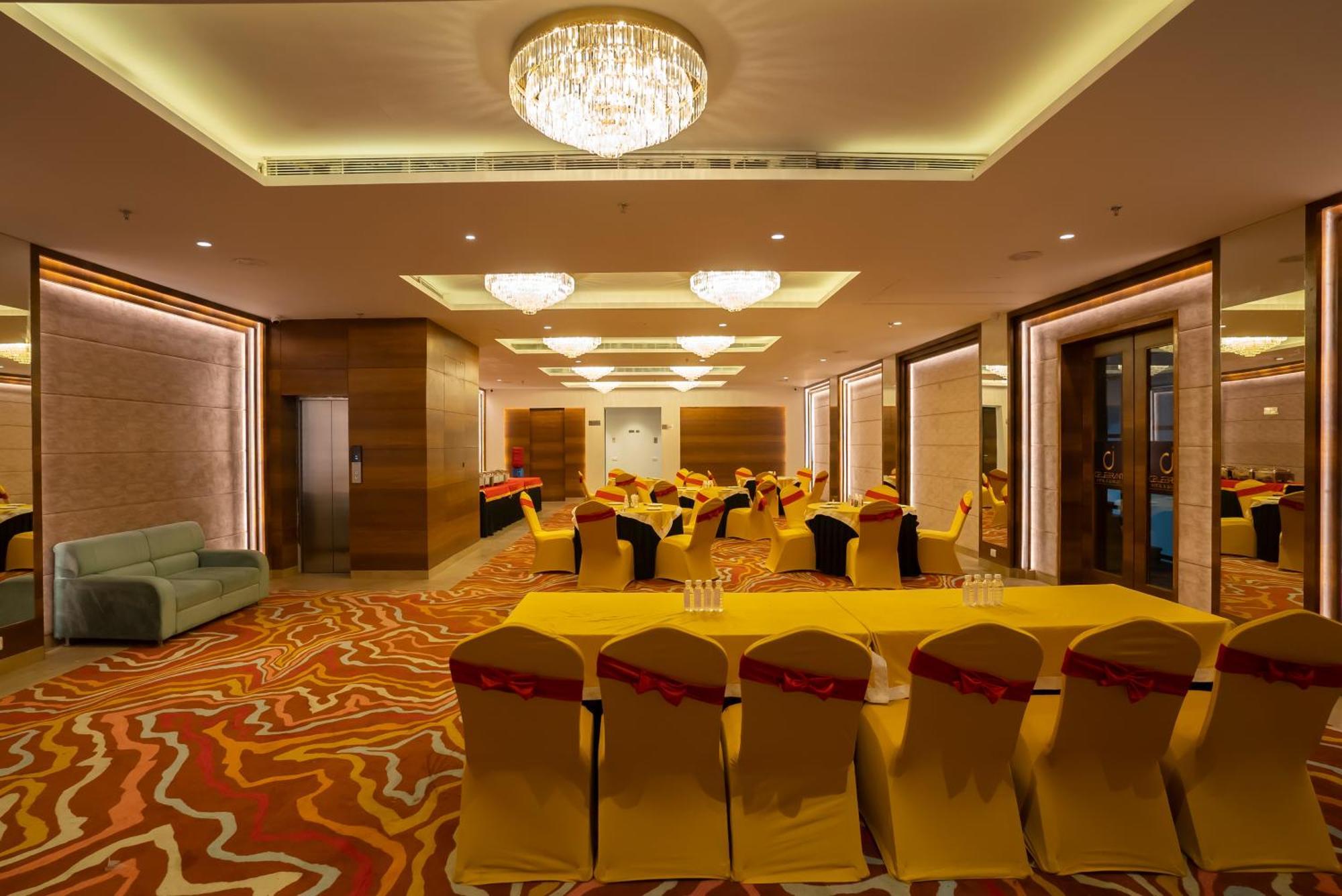 Celebrant Hotel Varanasi Exterior foto