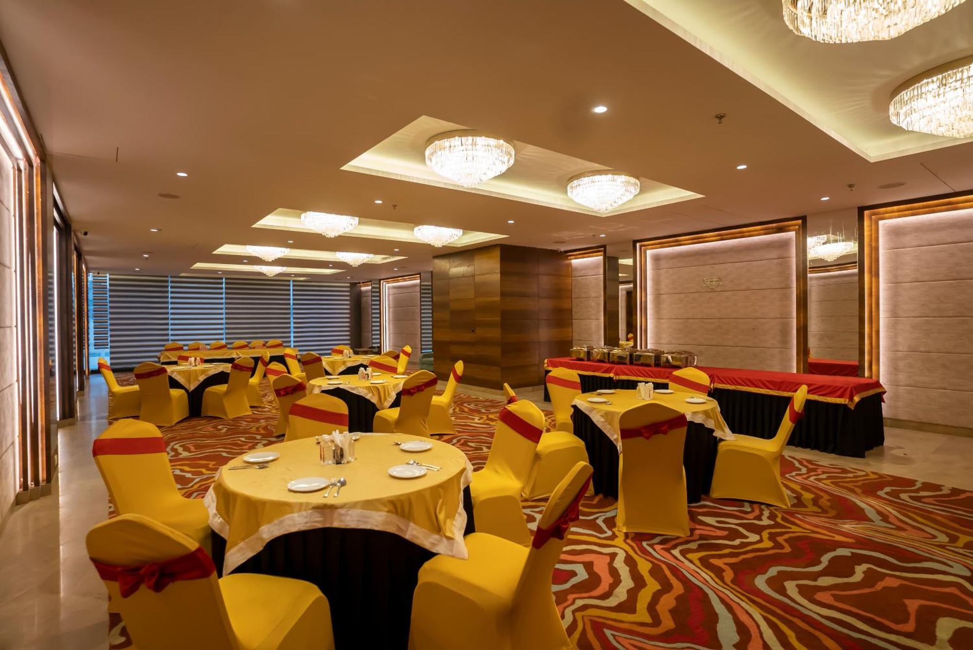 Celebrant Hotel Varanasi Exterior foto