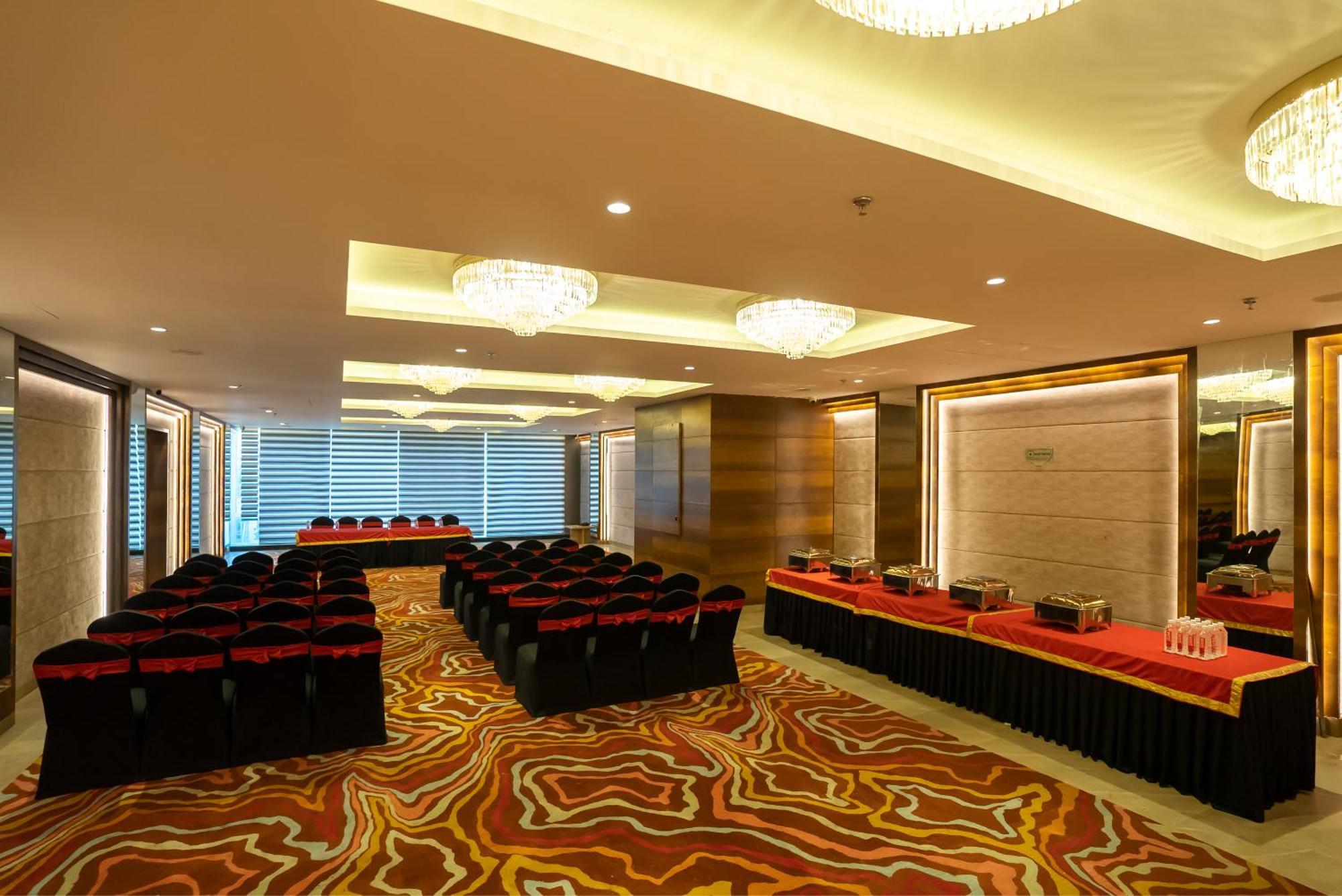 Celebrant Hotel Varanasi Exterior foto