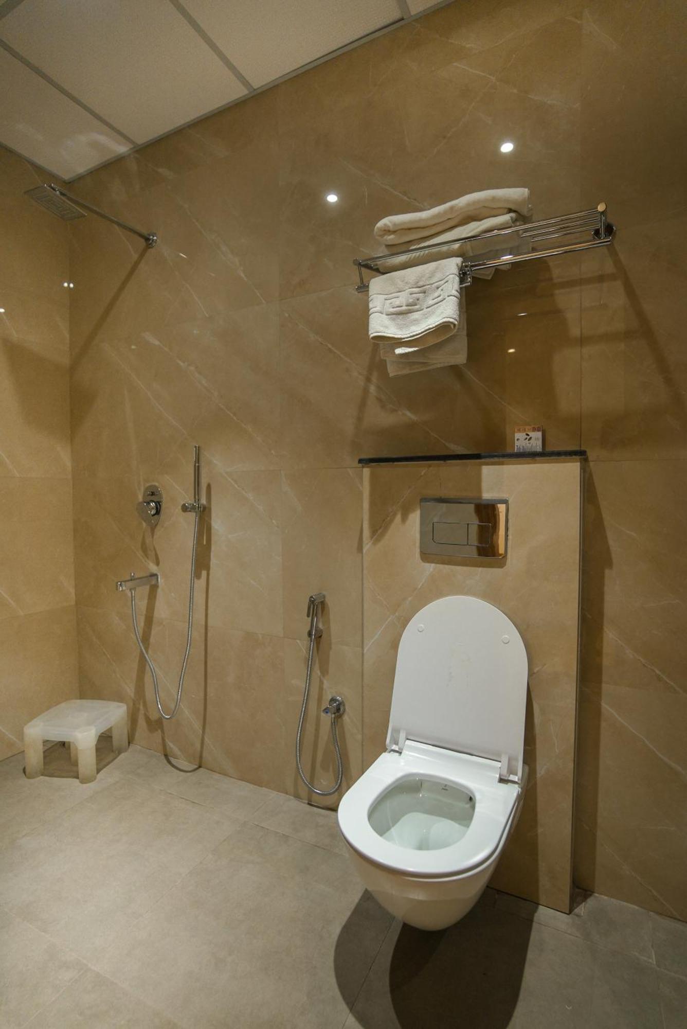 Celebrant Hotel Varanasi Exterior foto