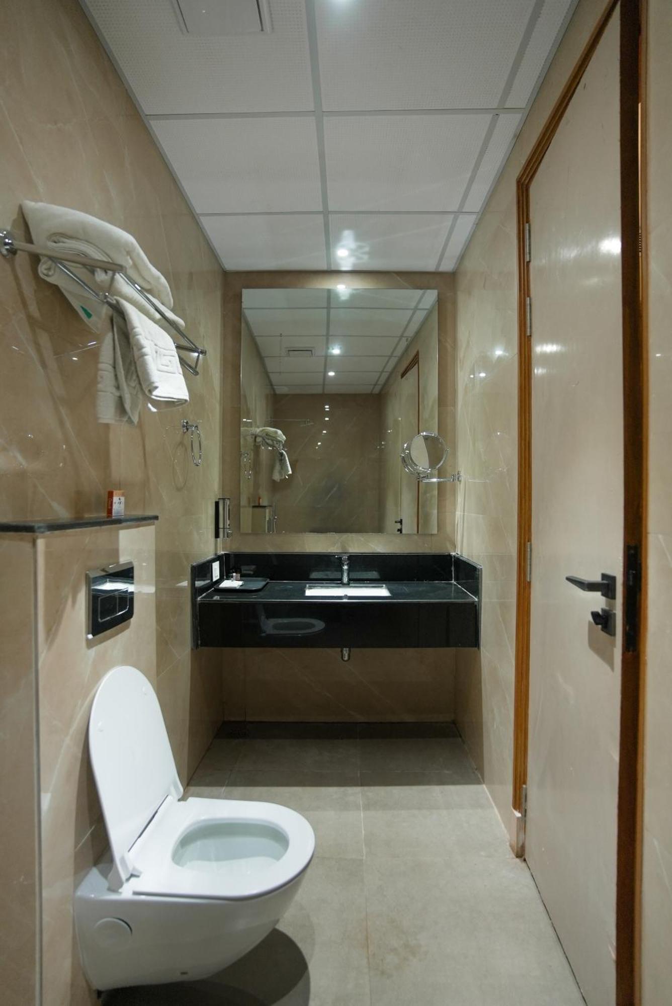 Celebrant Hotel Varanasi Exterior foto