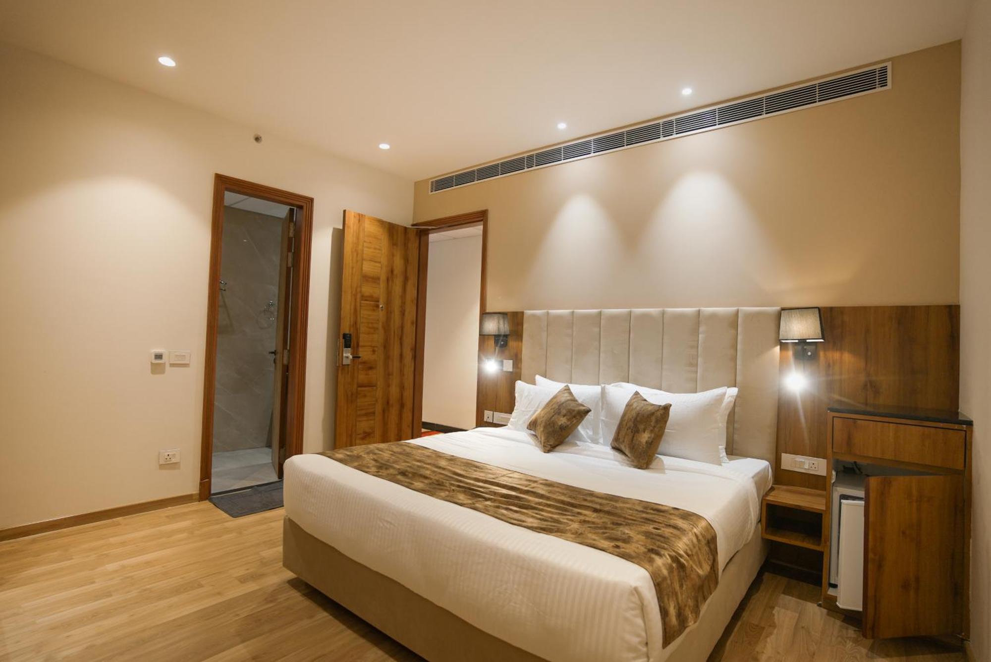 Celebrant Hotel Varanasi Exterior foto