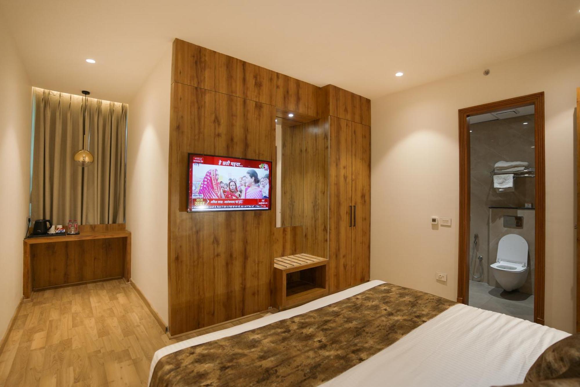 Celebrant Hotel Varanasi Exterior foto