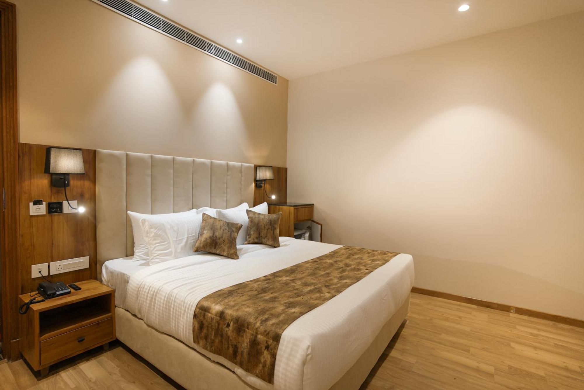 Celebrant Hotel Varanasi Exterior foto